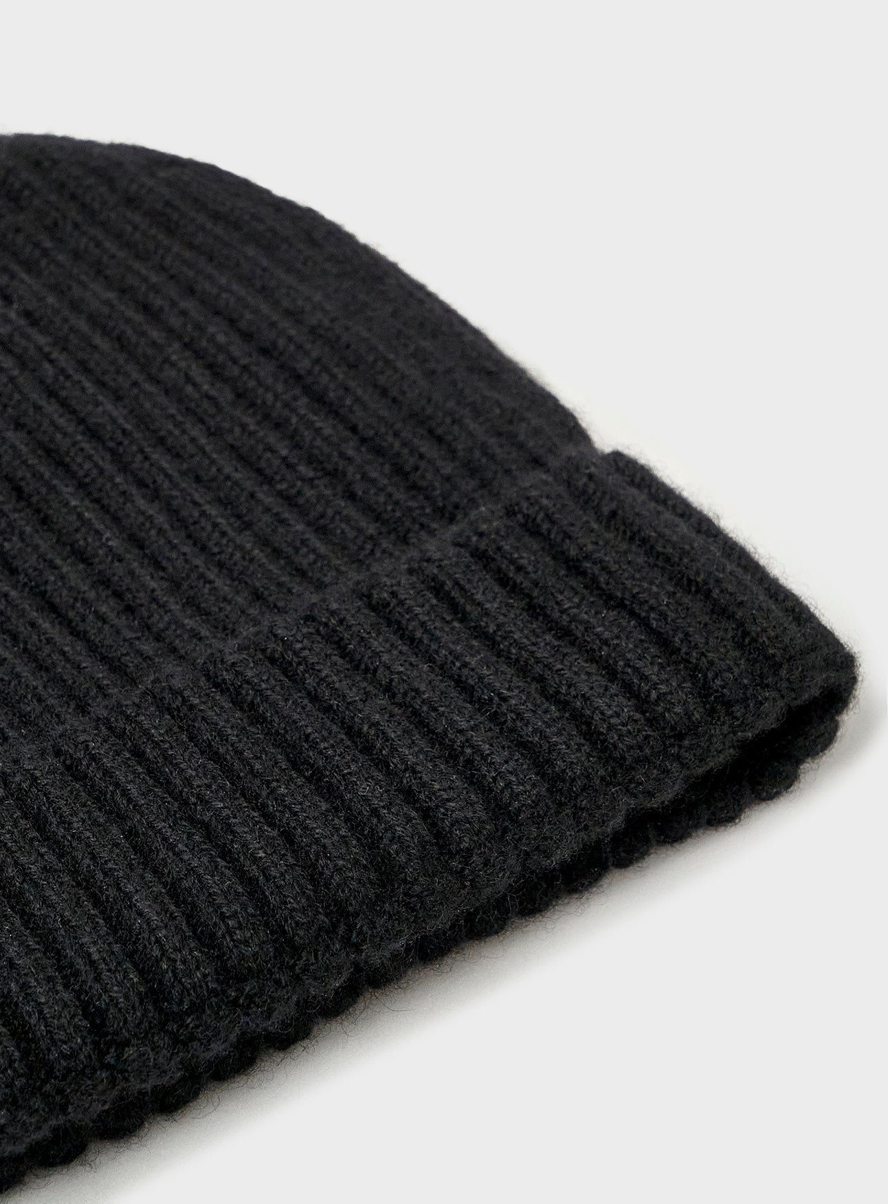 Bonnet noir côtelé en cachemire