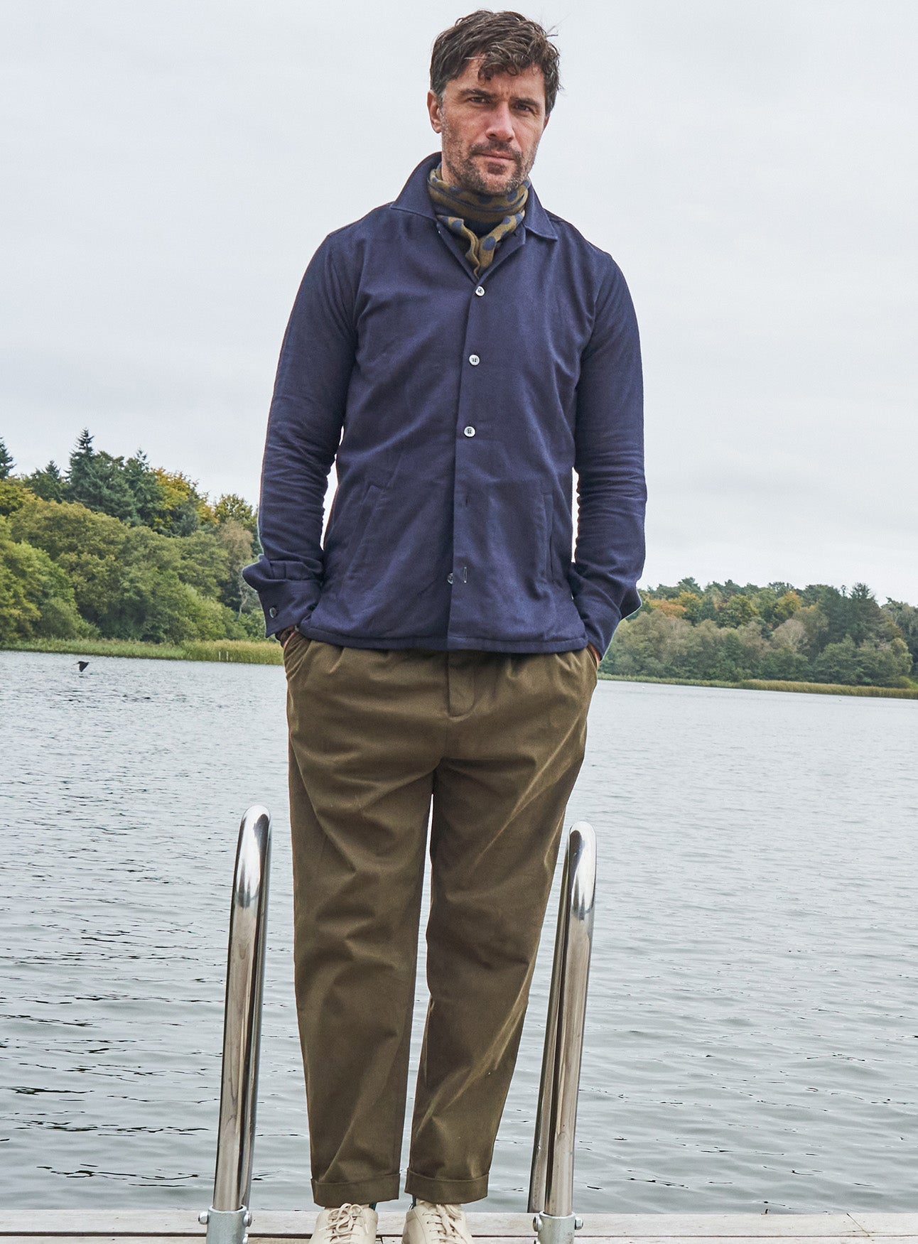 Pantalon plissé vert foncé en coton biologique extensible