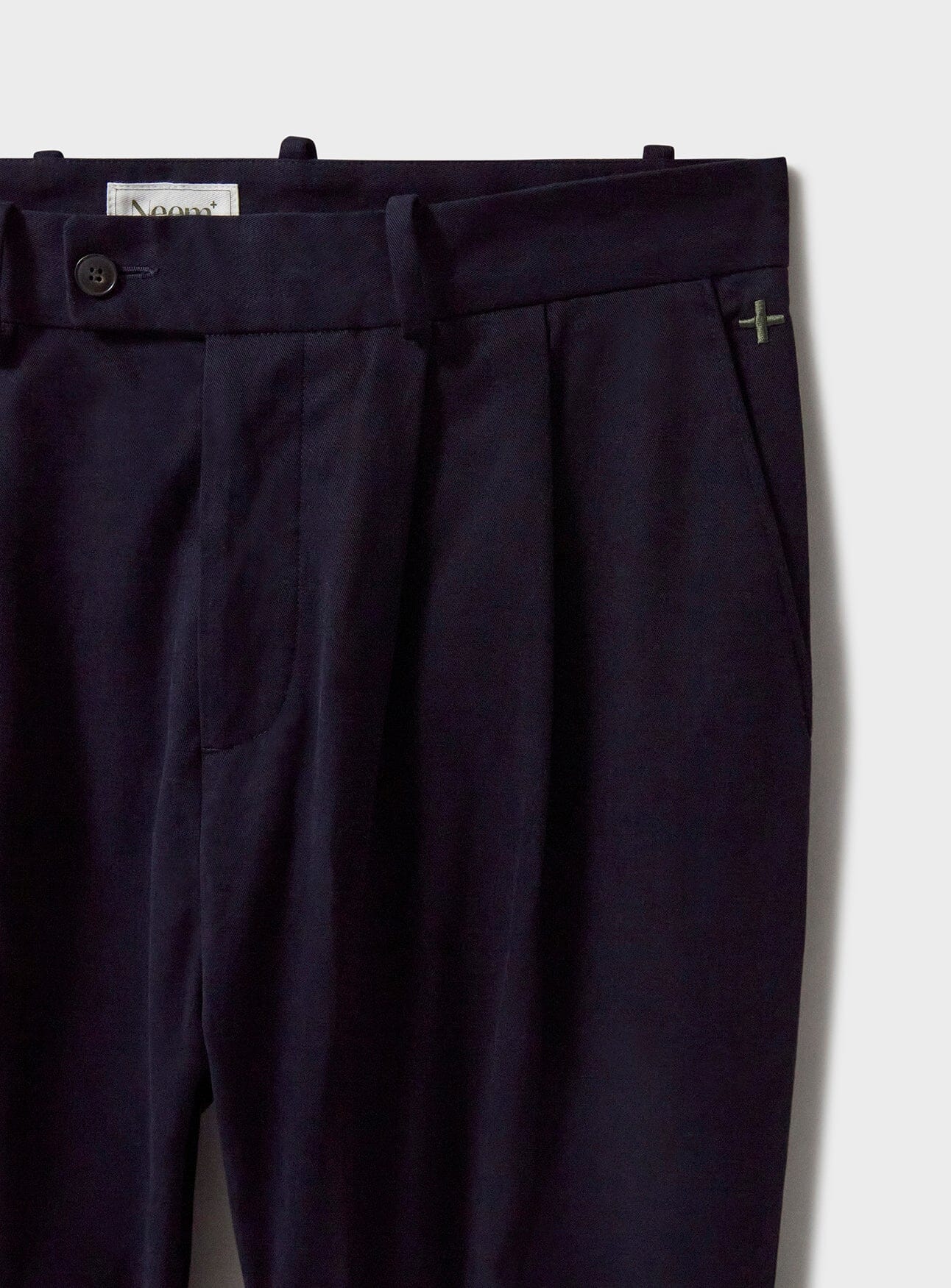 Pantalon plissé bleu marine en coton biologique extensible