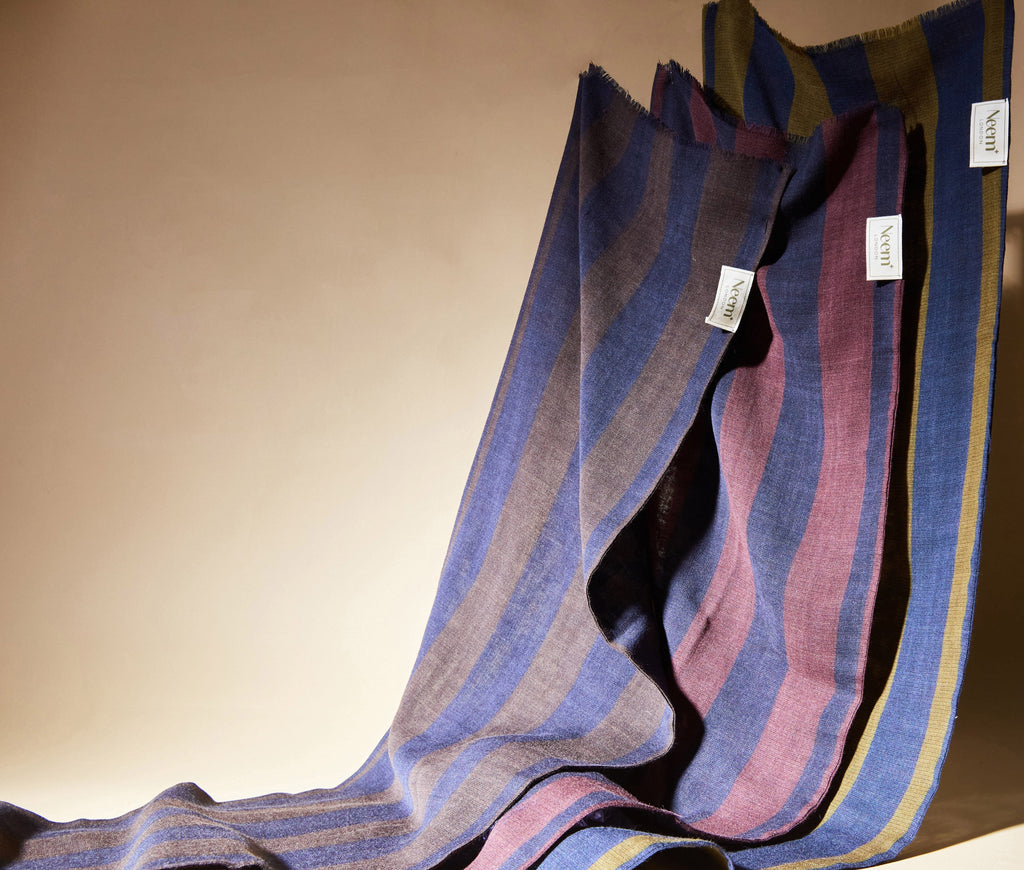 Écharpe classique en laine double face recyclée bordeaux à pois marine
