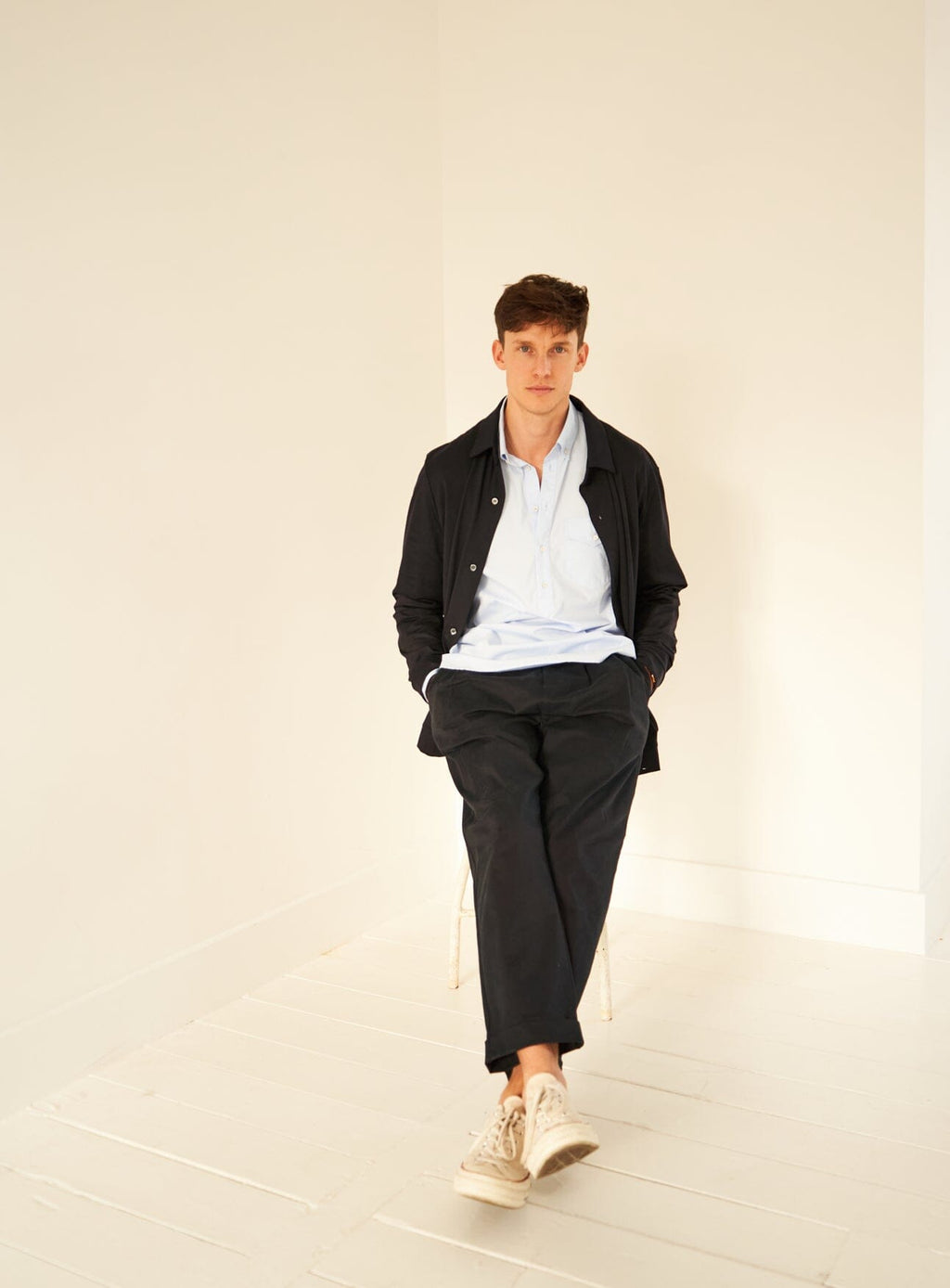 Pantalon plissé bleu marine en coton biologique extensible