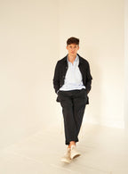 Pantalon plissé bleu marine en coton biologique extensible