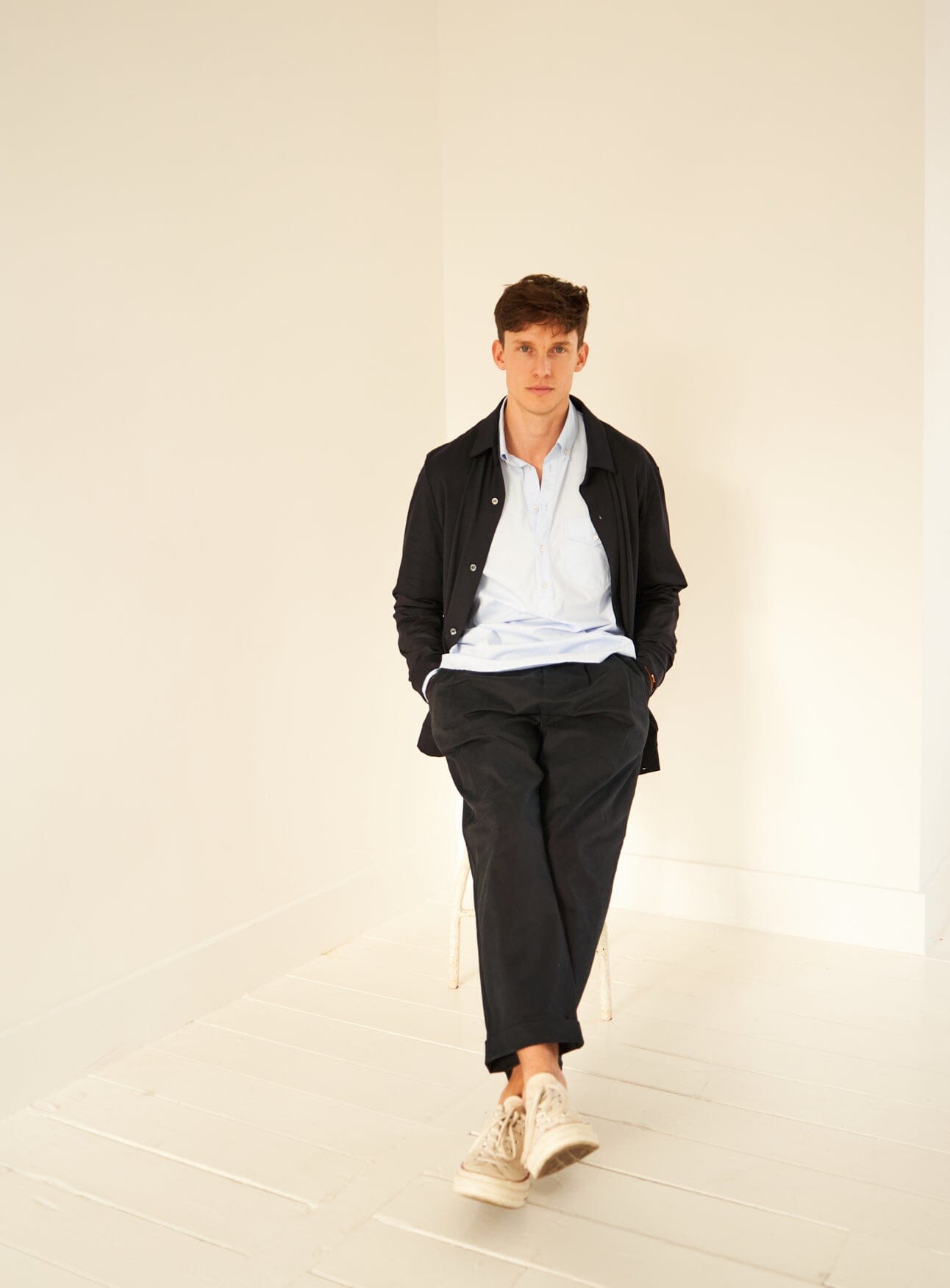 Pantalon plissé bleu marine en coton biologique extensible
