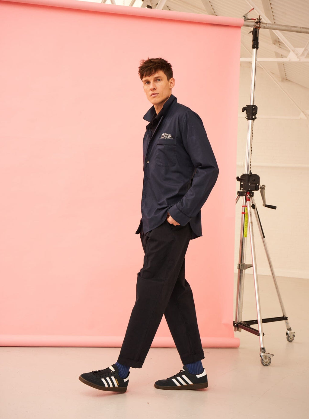 Pantalon plissé bleu marine en coton biologique extensible