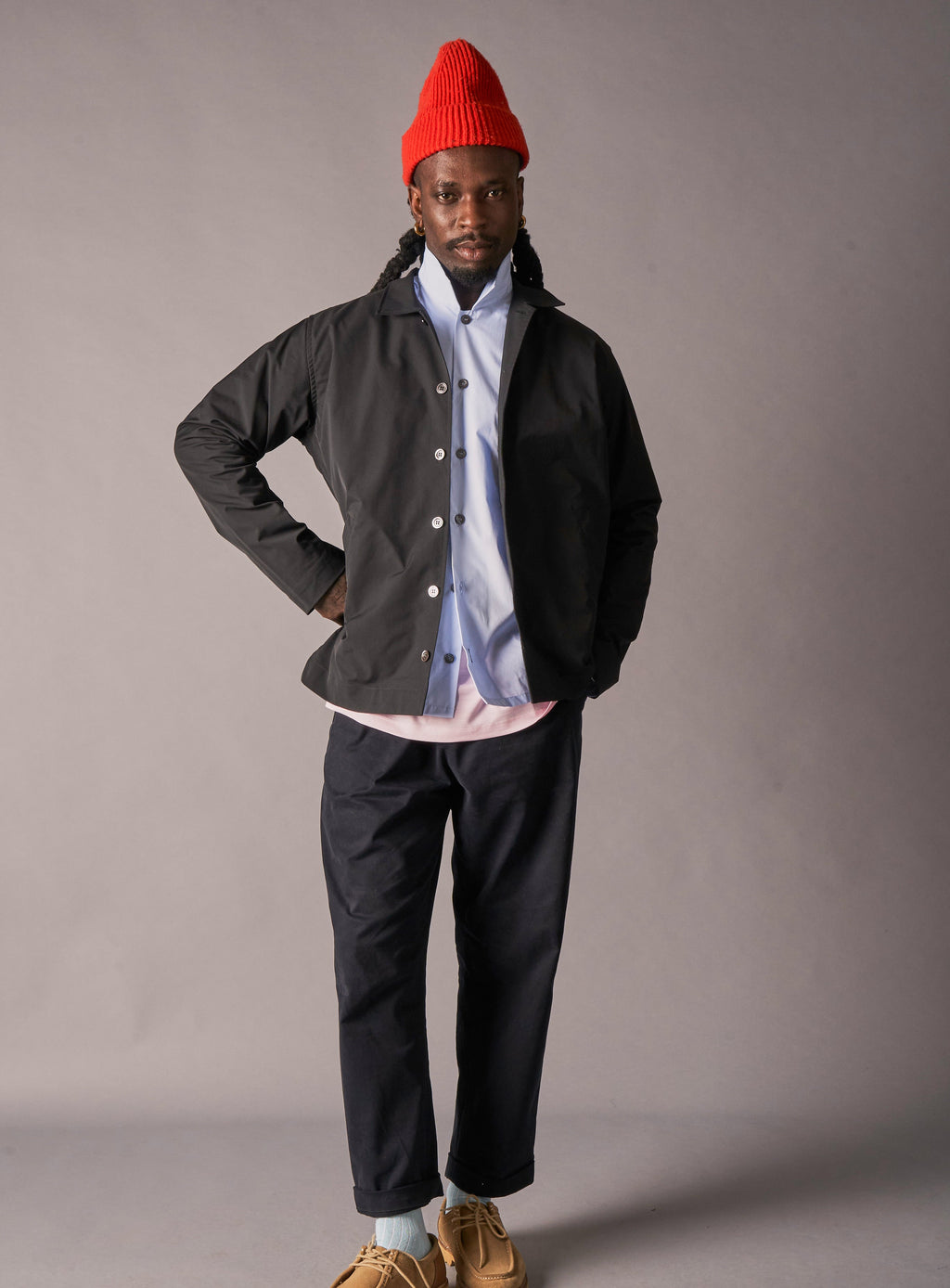 Pantalon plissé bleu marine en coton biologique extensible