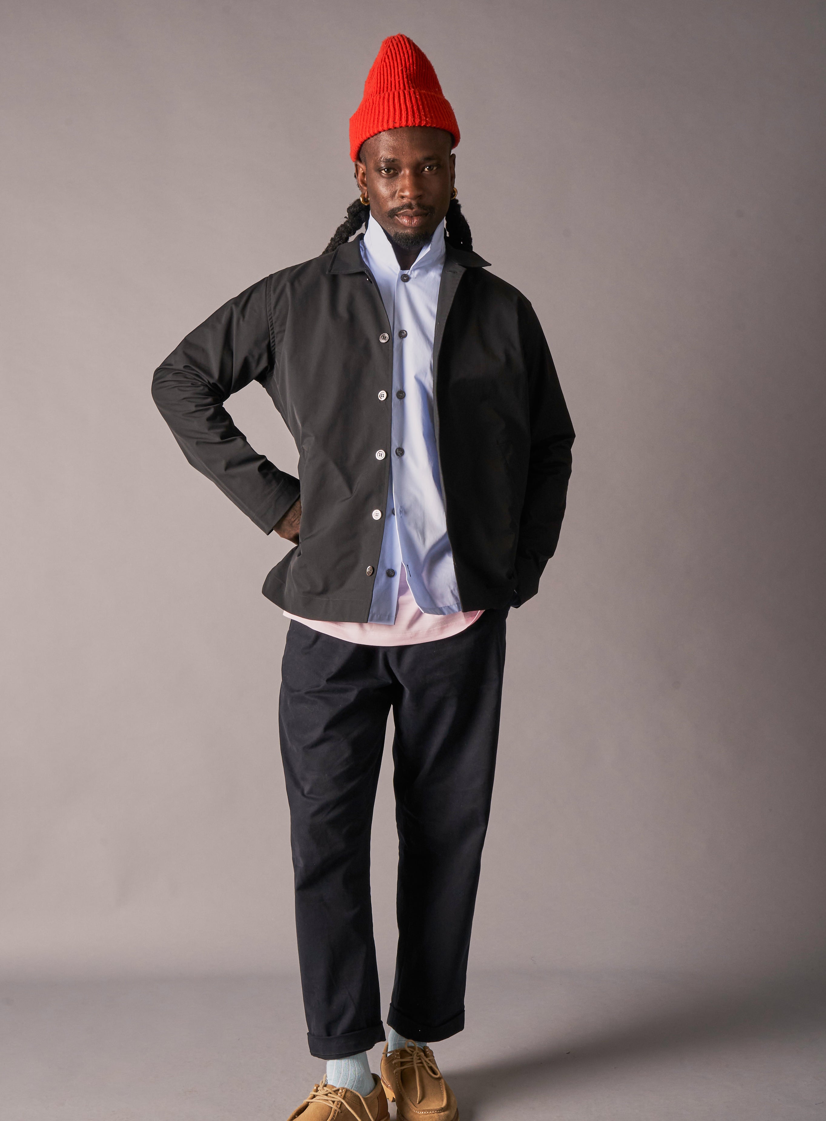 Pantalon plissé bleu marine en coton biologique extensible